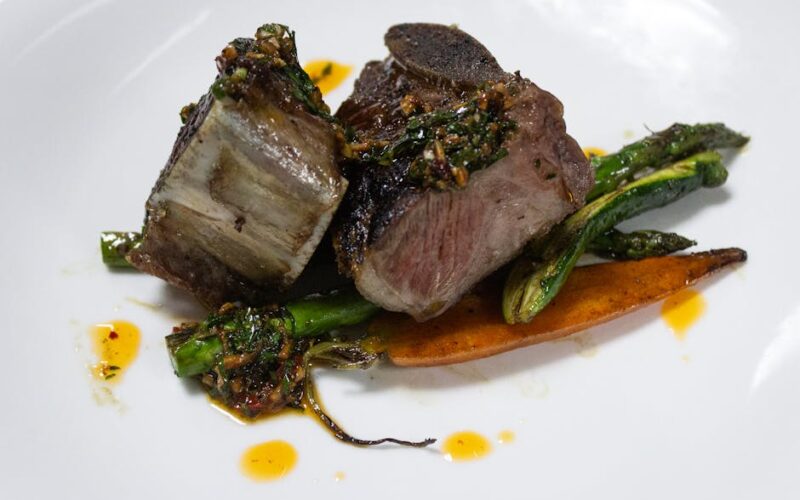 Alta Gastronomia em Hotéis de Luxo: Chefs Estrelados e Bares Exclusivos