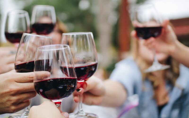 O papel de sommeliers e mixologistas na experiência gastronômica de luxo